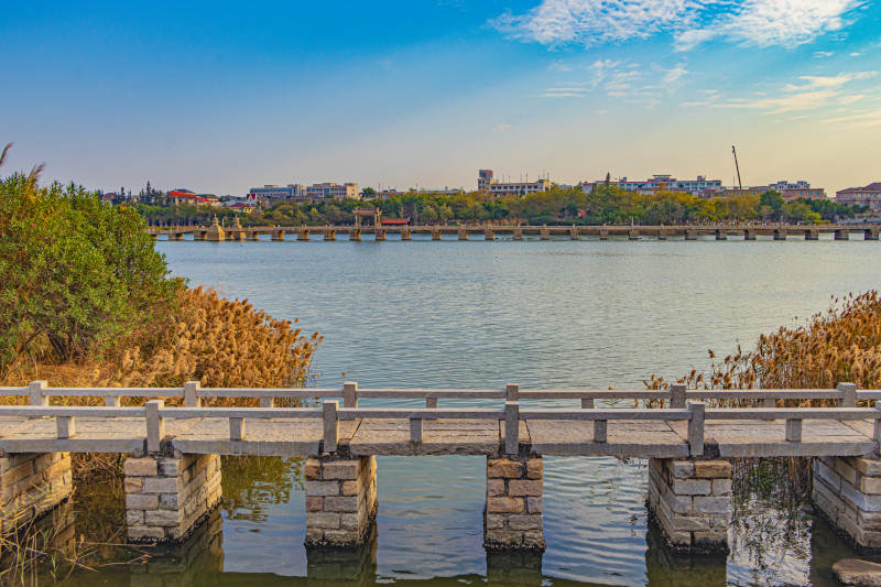 湖畔木桥秋景图片