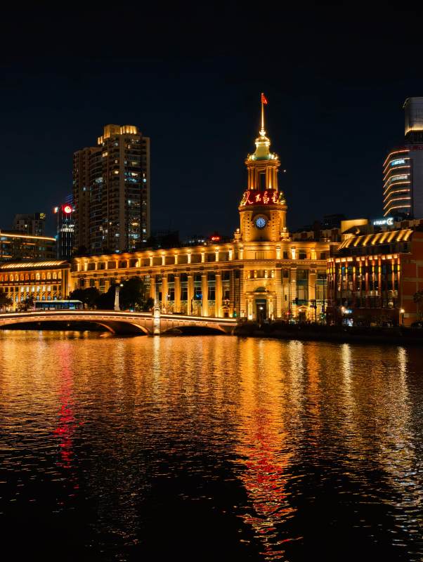 上海外滩钟楼夜景图片