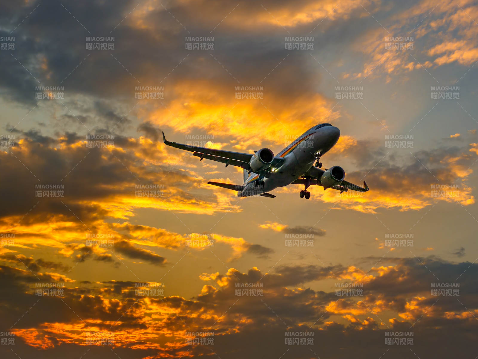 夕阳下的飞机翱翔图片