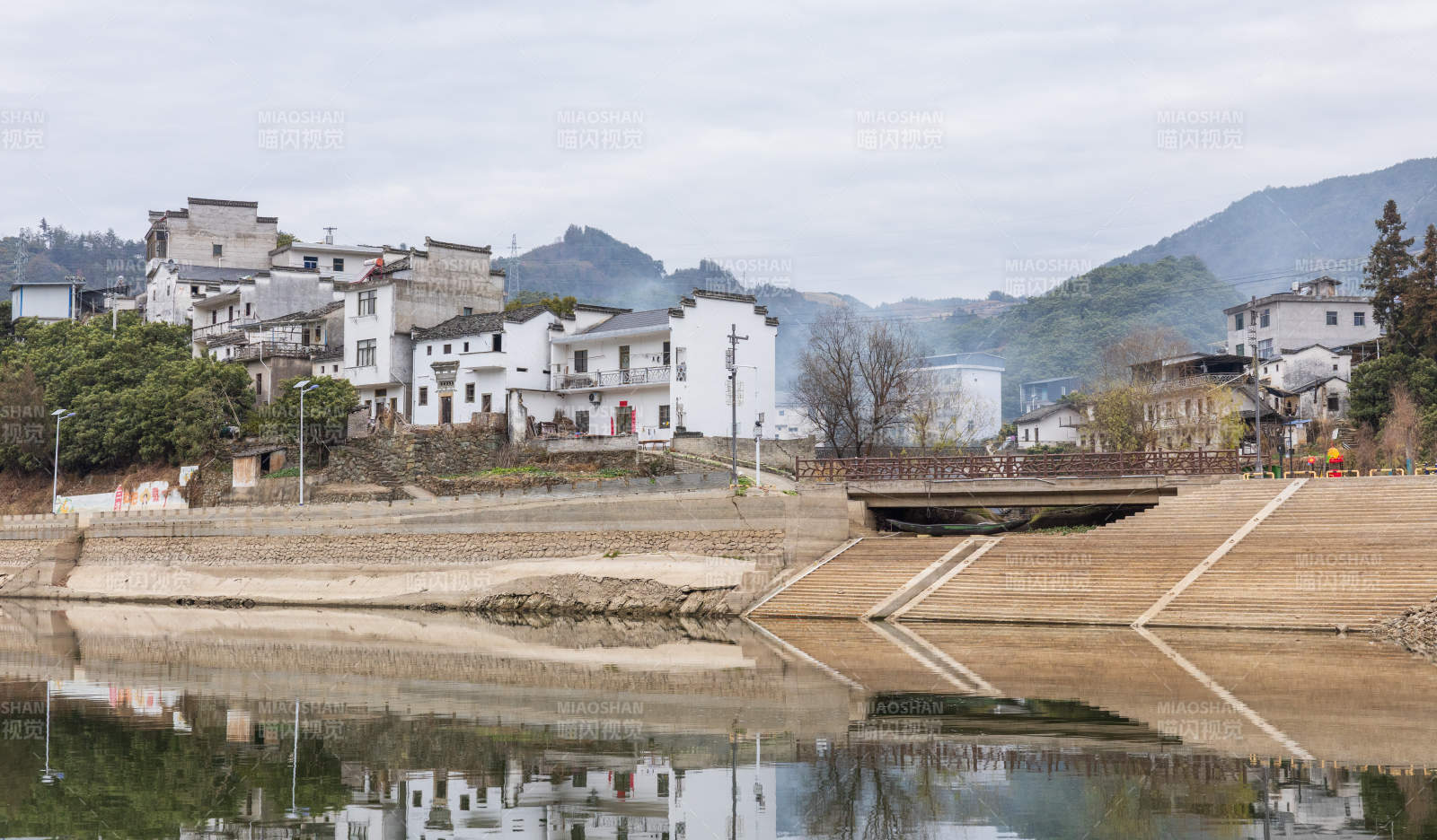 山水古镇静谧景 安徽图片