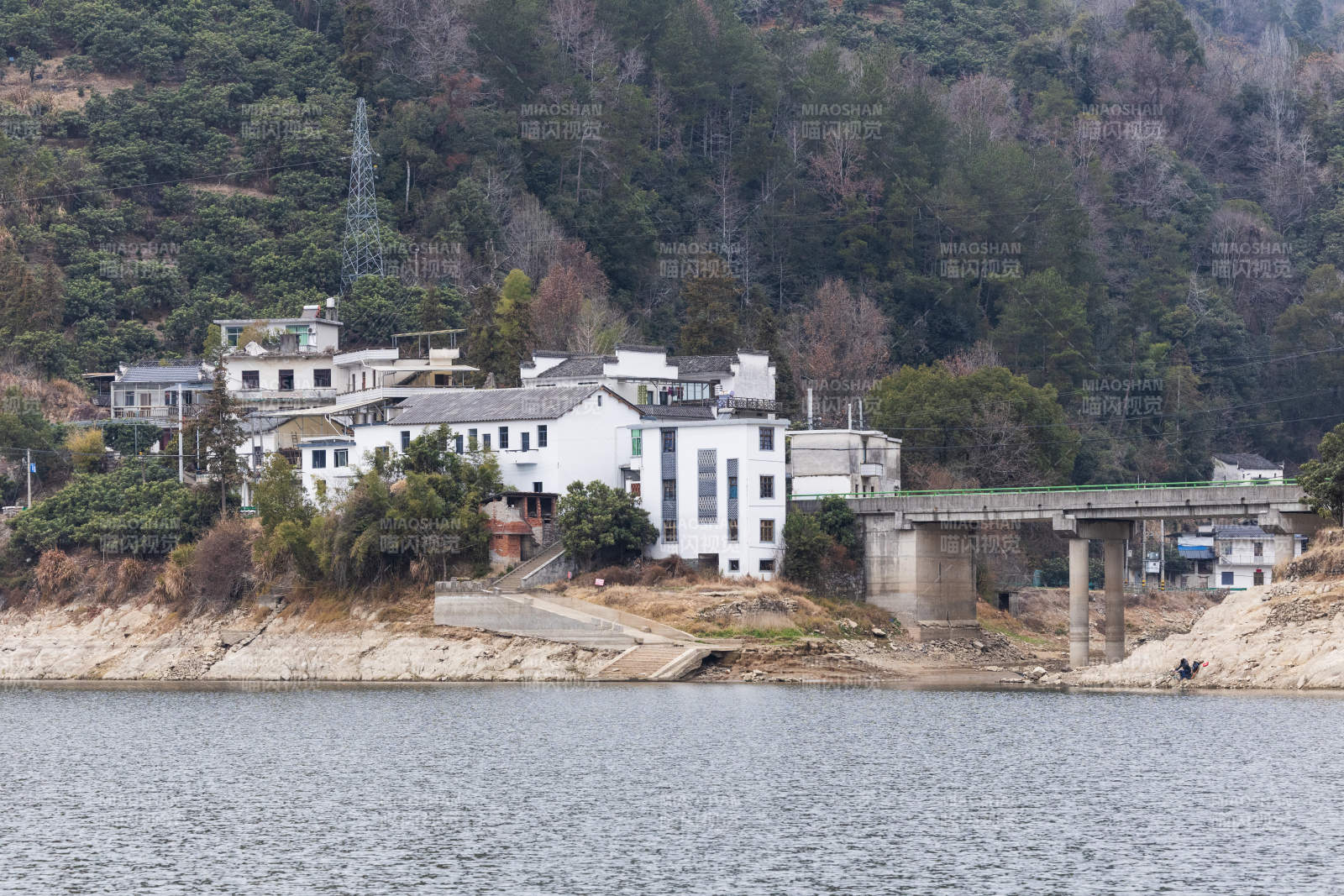 湖畔山村静谧景   安徽图片