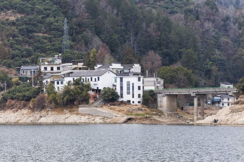 湖畔山村静谧景   安徽图片