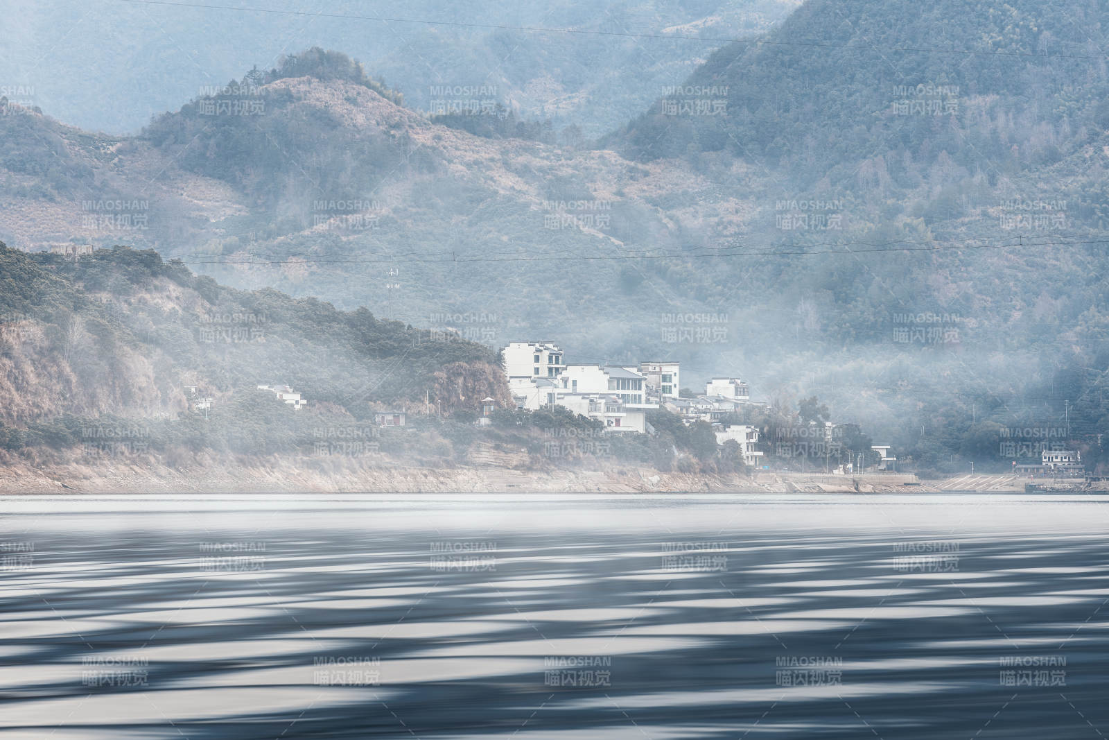 湖光山色雾中村   安徽图片