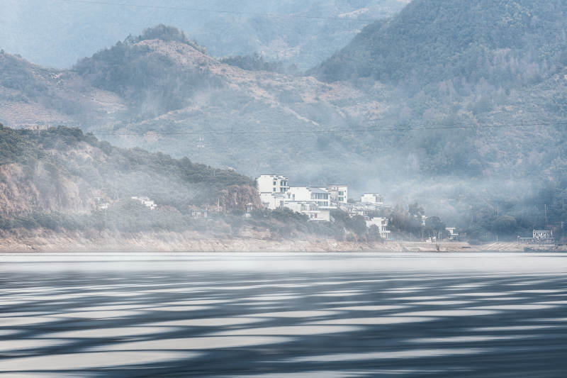 湖光山色雾中村   安徽图片