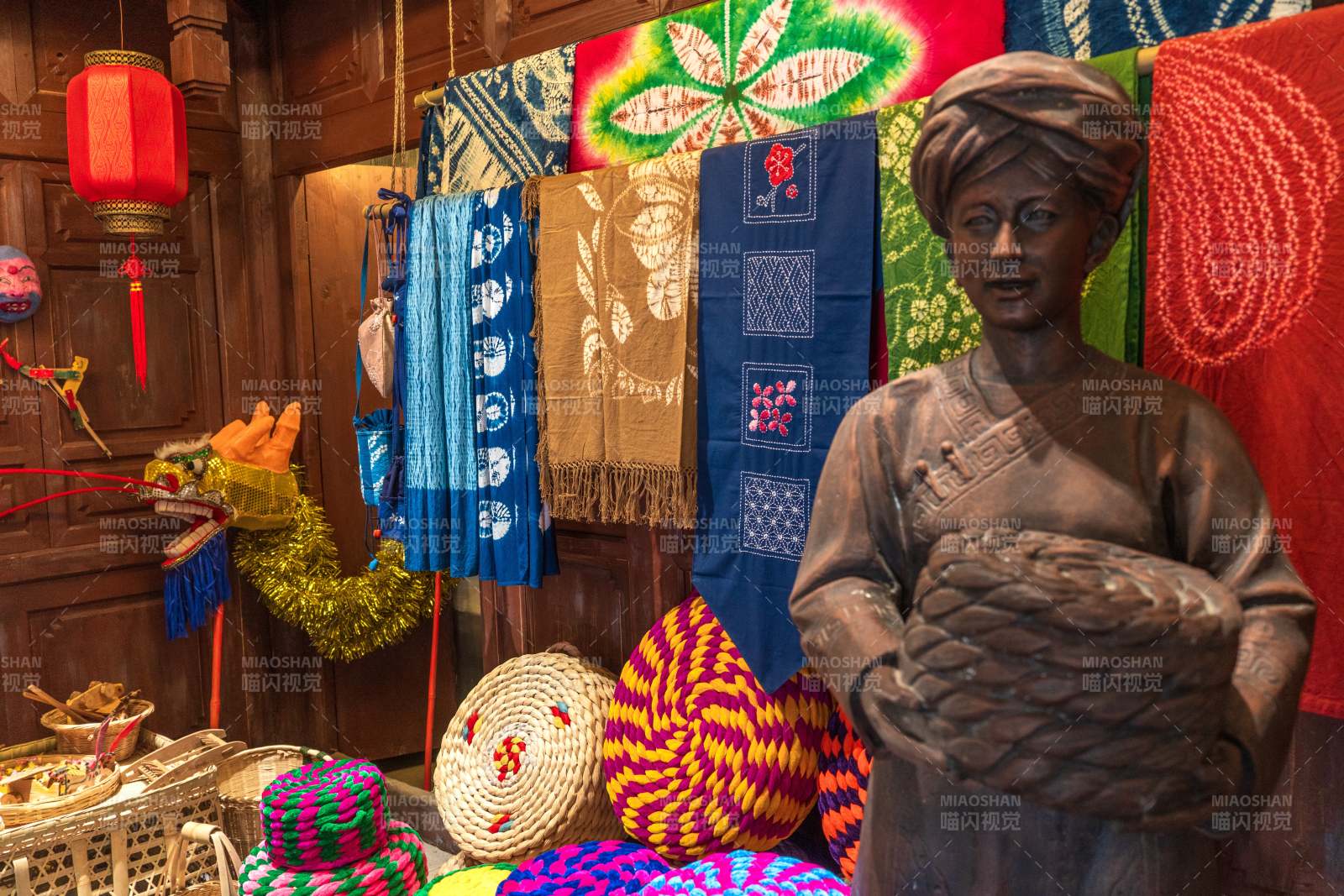 云南大理巍山南诏博物馆展民族风情手工艺品图片