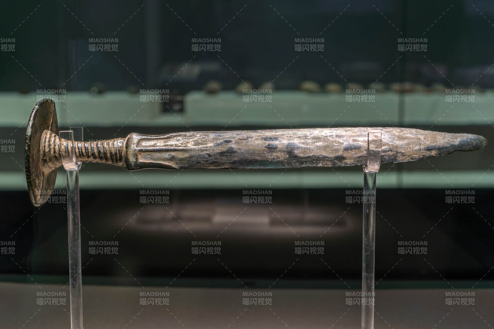 古代兵器冷兵器青铜剑展陈图片