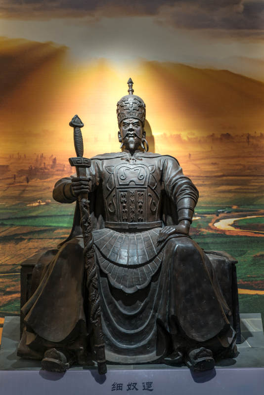 云南大理巍山南诏博物馆内的细奴细奴逻雕像图片