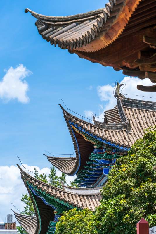 云南大理巍山古城等觉寺内的飞檐翘角古建筑图片