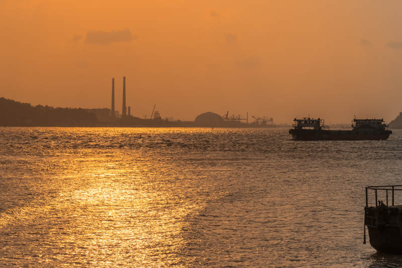 夕阳下的珠江入海口港口剪影图片