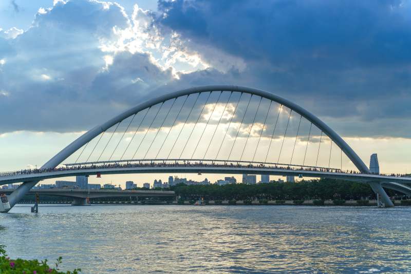 日落余晖下的广州海心桥拱桥映日辉图片