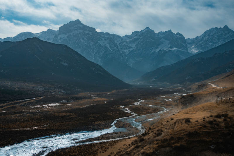 雪山峡谷溪流图片