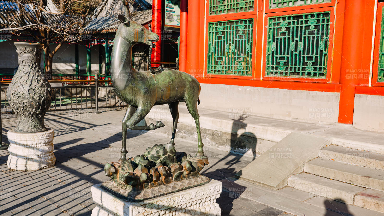 颐和园铜鹿雕像庭院景图片