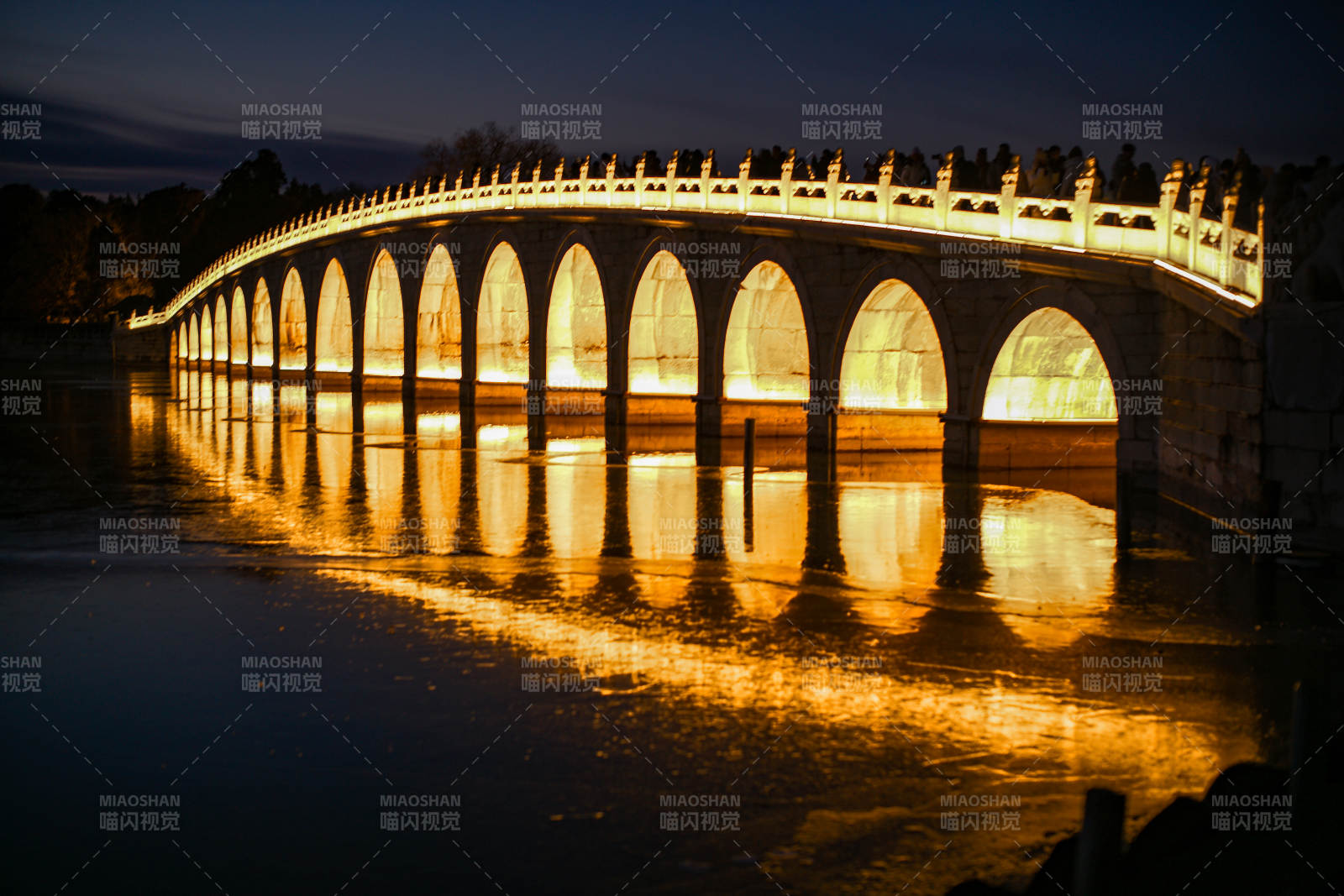 十七孔桥夜景图片