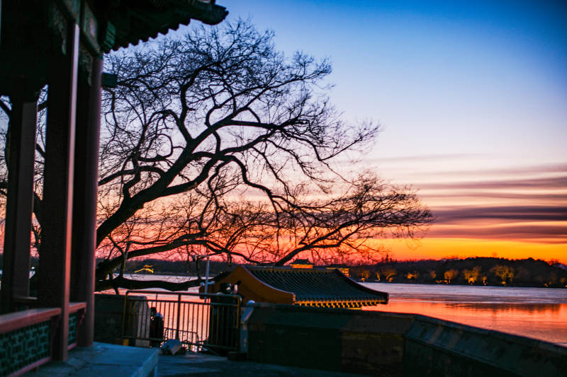 颐和园湖畔夕照古亭图片