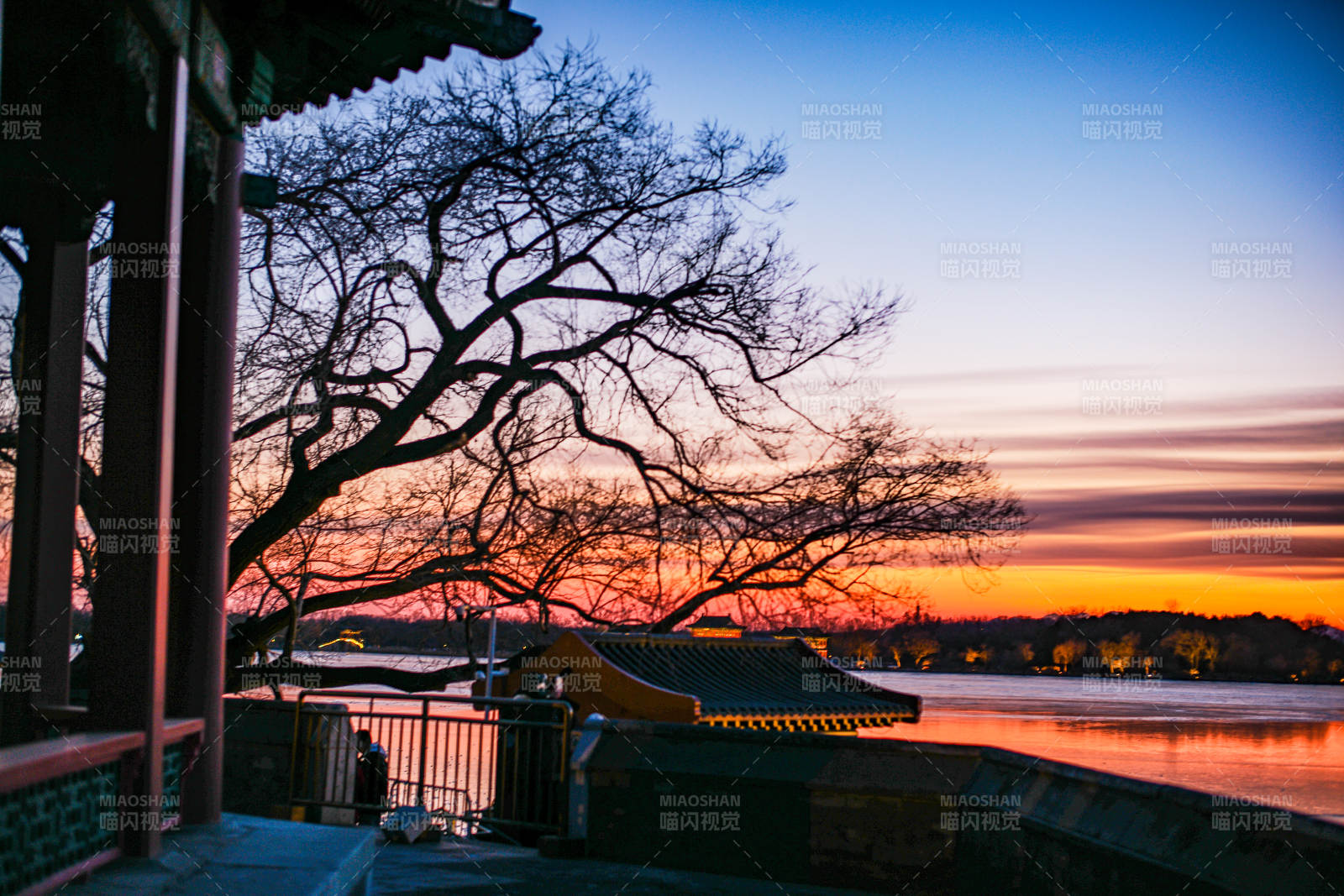 颐和园湖畔夕照古亭图片