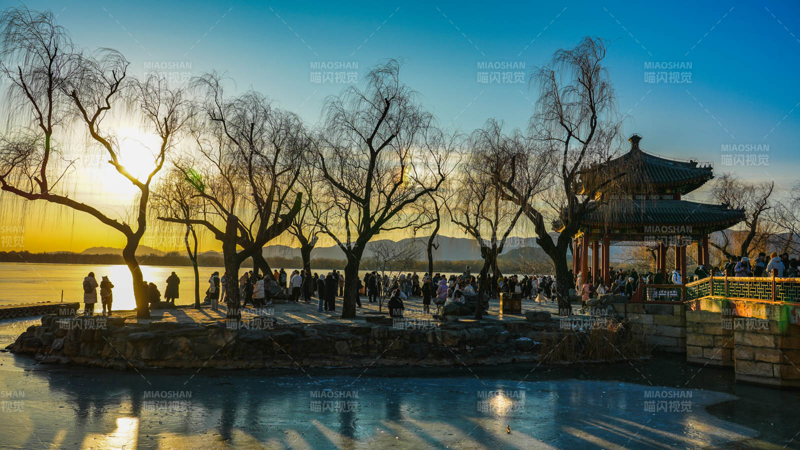 颐和园知春岛湖畔夕照游人如织图片