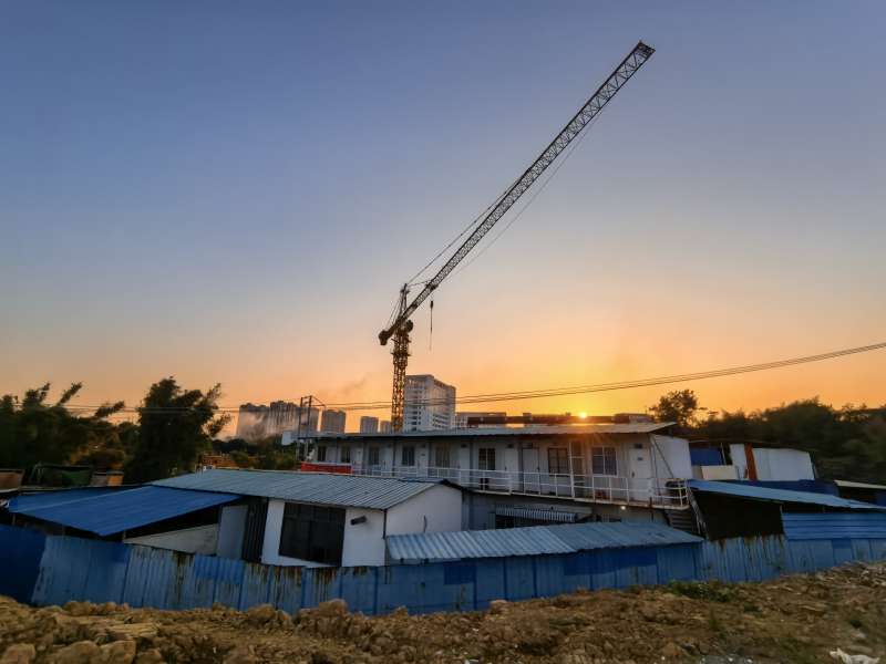夕阳下的建筑工地图片