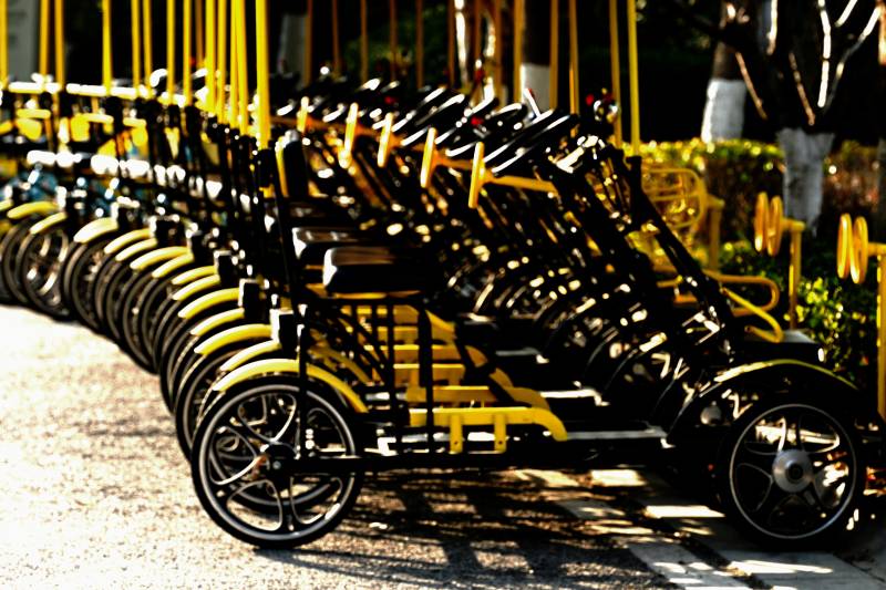 黄色自行车整齐排列图片