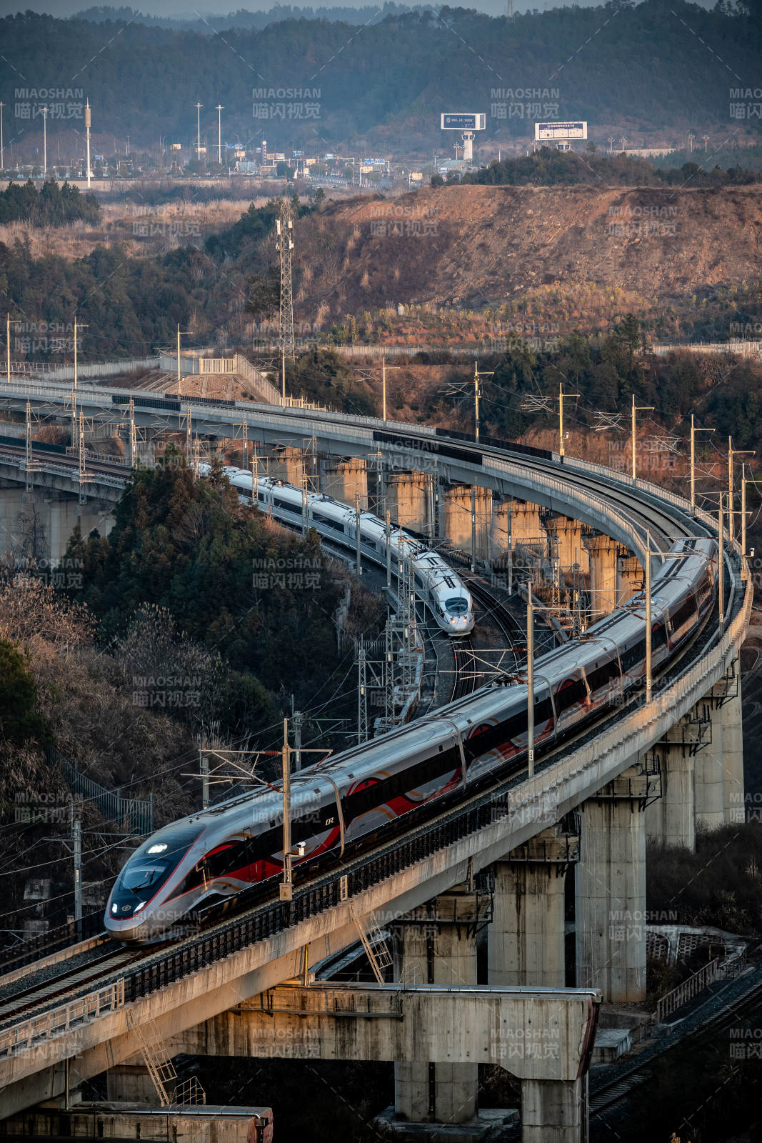 景德镇北站飞驰的高铁图片