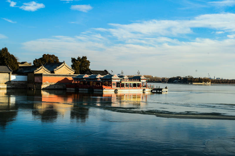 颐和园昆明湖湖畔古亭映水清图片