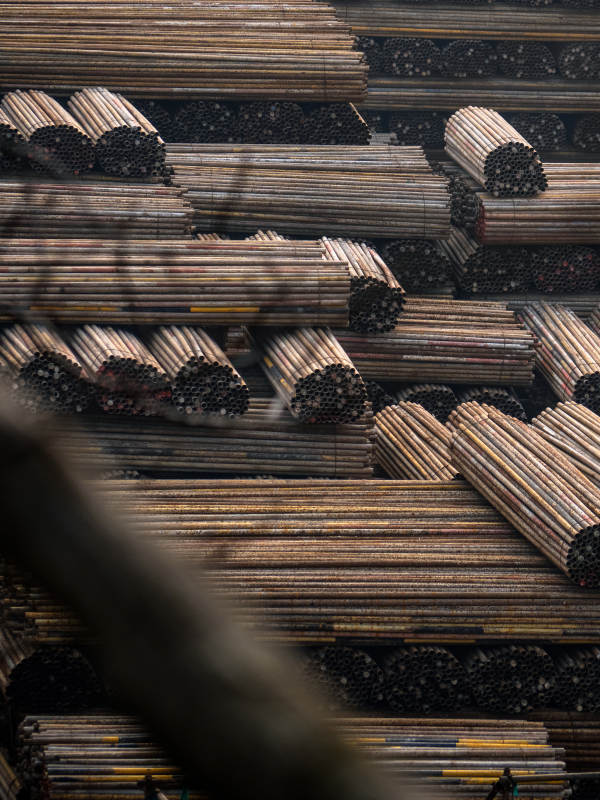 脚手架钢管堆叠场图片