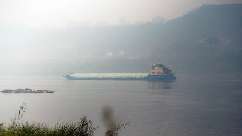 长江上货轮雾中远行图片