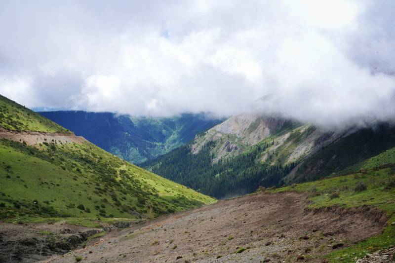 川西云雾缭绕山谷间图片