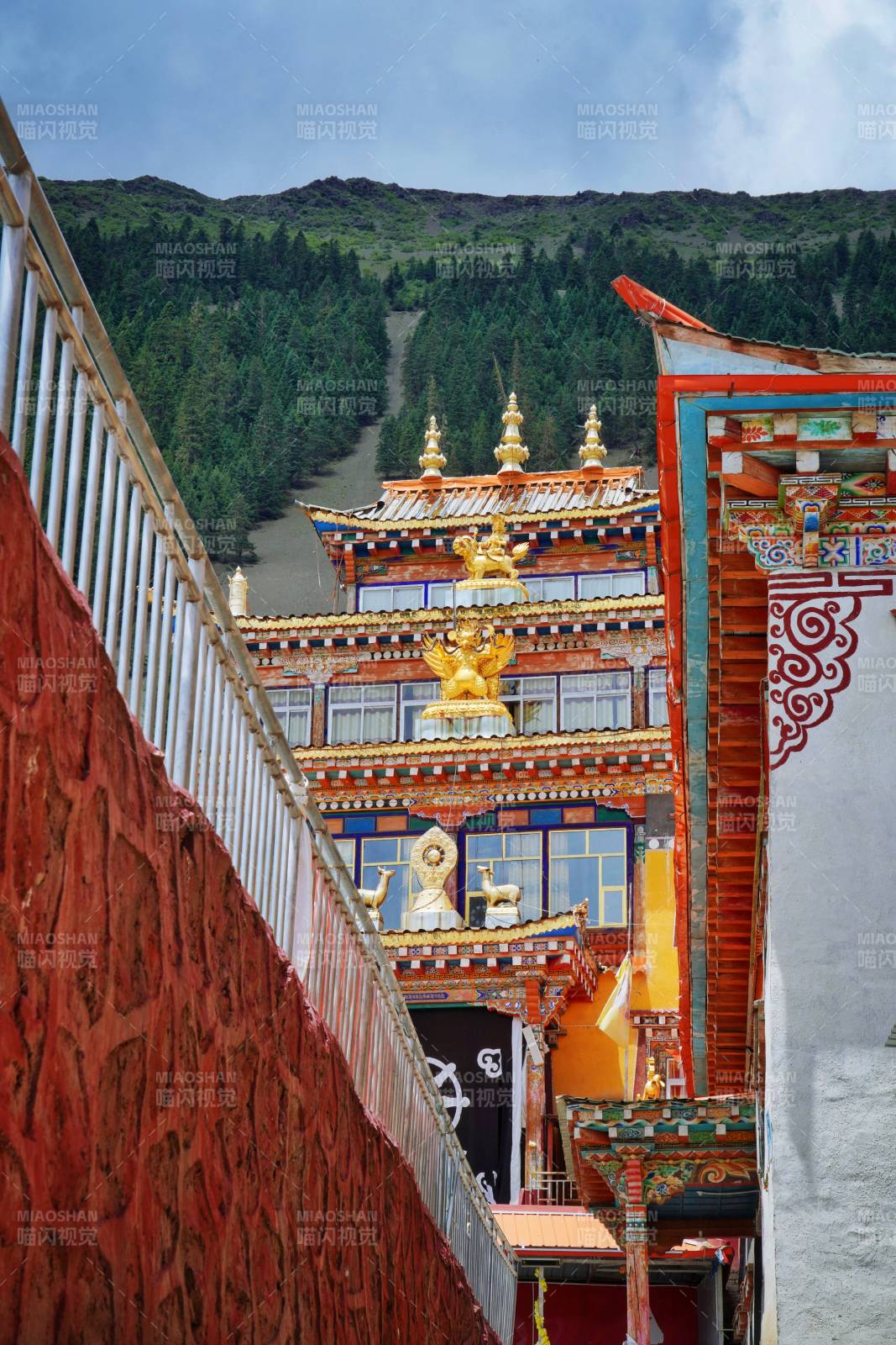 措卡湖藏式寺庙风光图片