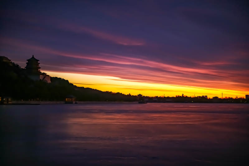 颐和园暮色湖光映古塔图片