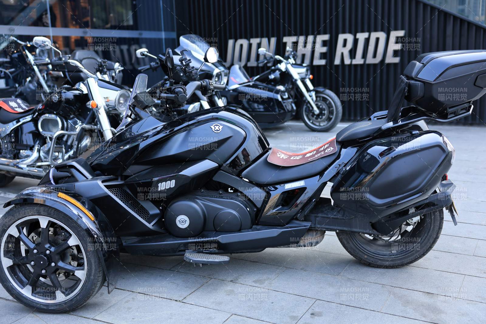 黑色三轮摩托车图片