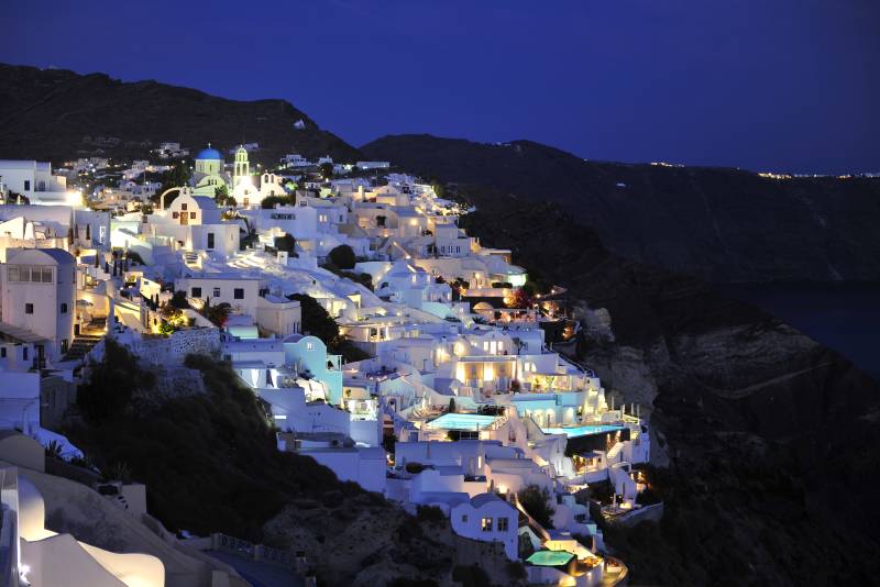 圣托里尼夜幕下的白色小镇图片