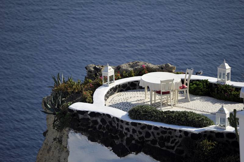 圣托里尼悬崖边的白色庭院图片