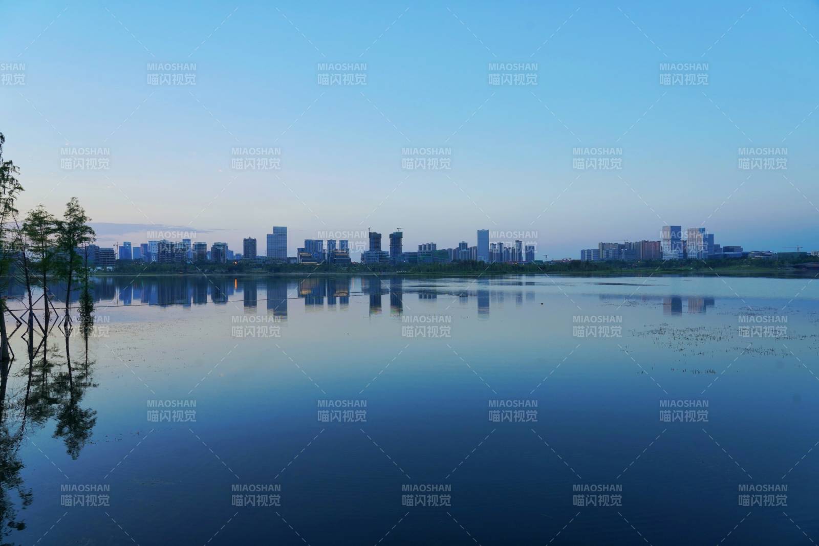 兴隆湖的城市剪影图片