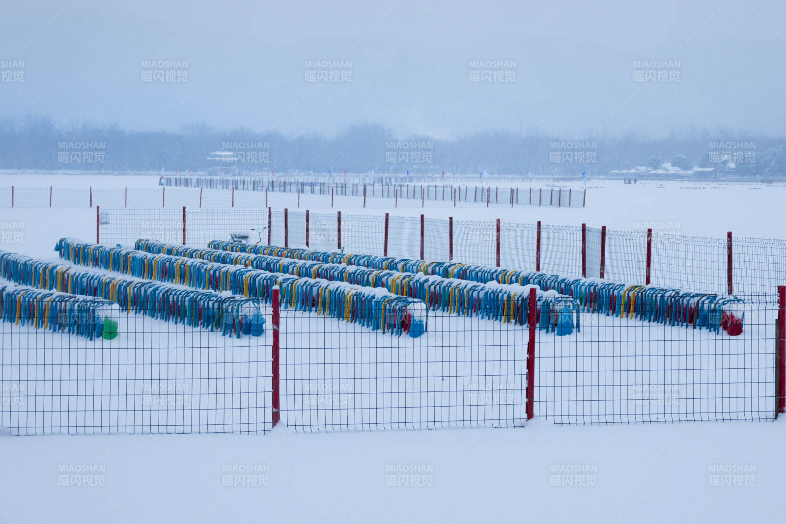 雪地中的彩色浮筒 颐和园图片
