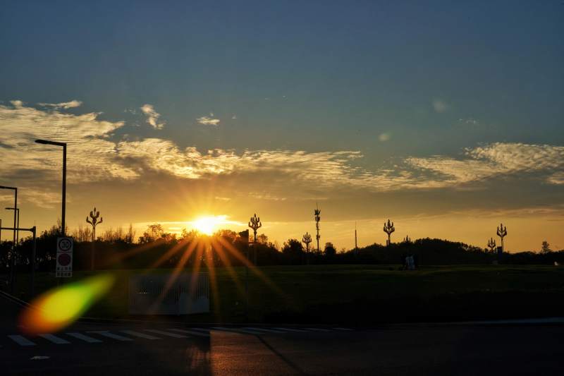 夕阳西下 光芒四射图片