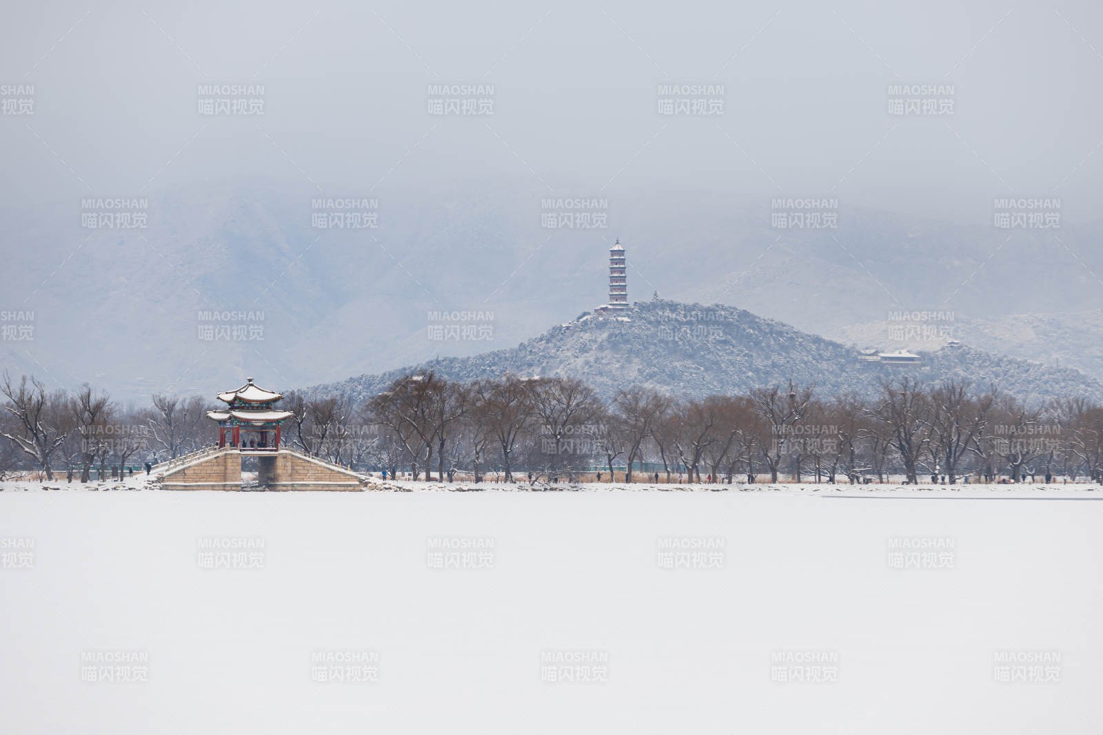 雪覆湖亭远山塔 颐和园图片