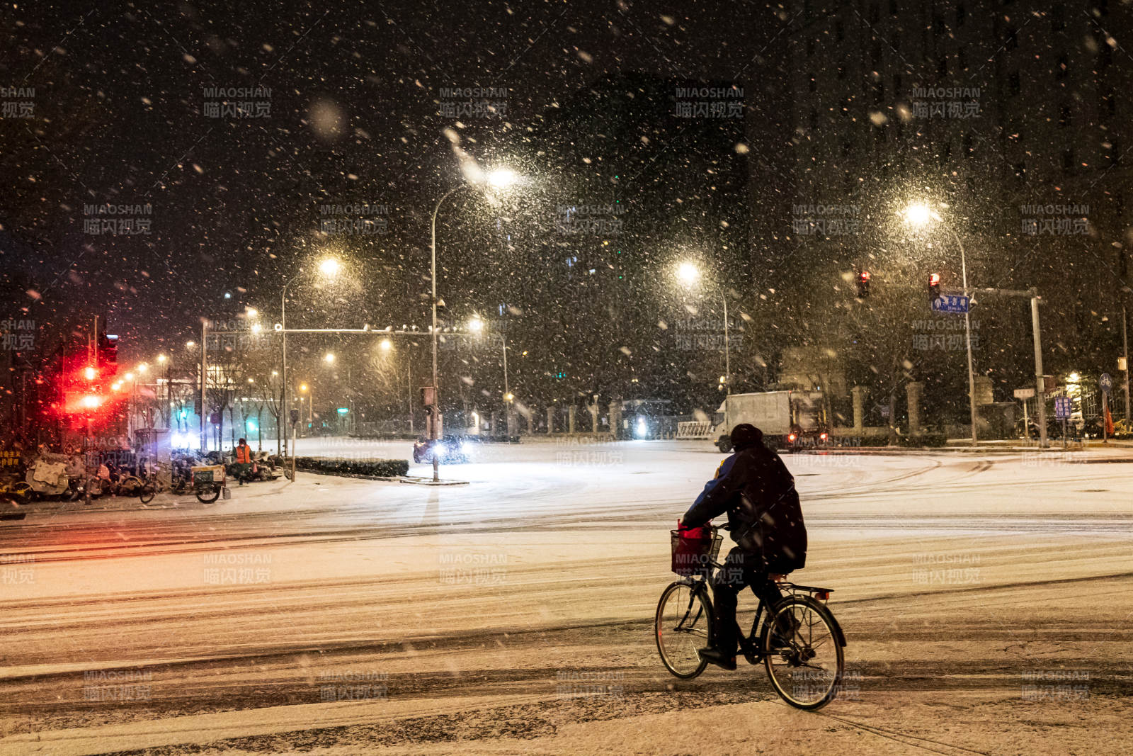 雪夜骑行图片