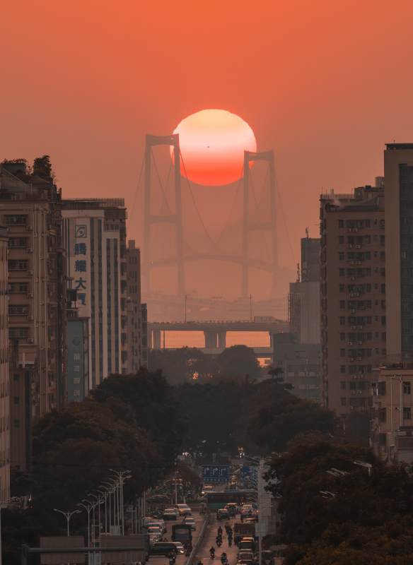 夕阳映桥城图片
