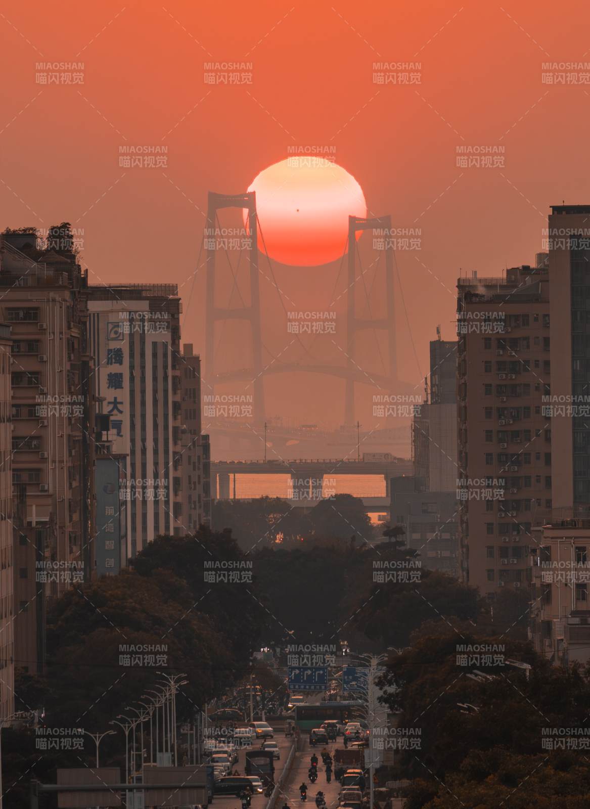 夕阳映桥城图片