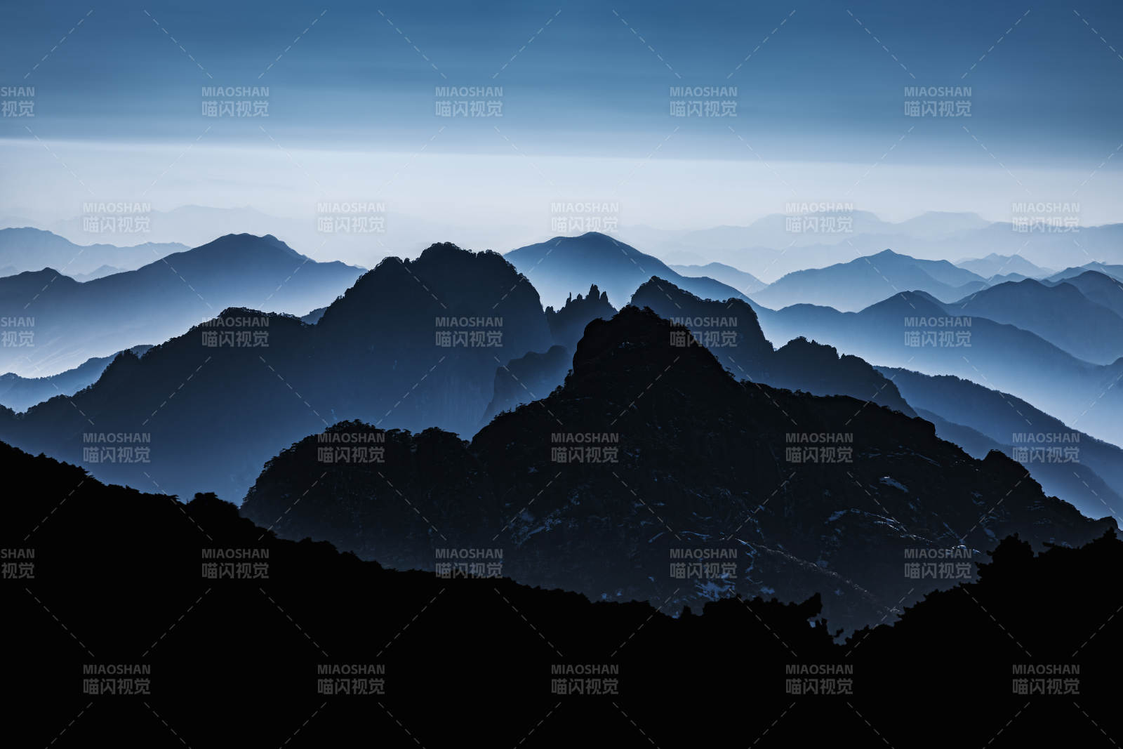 层峦叠嶂夜色中  山脉图片