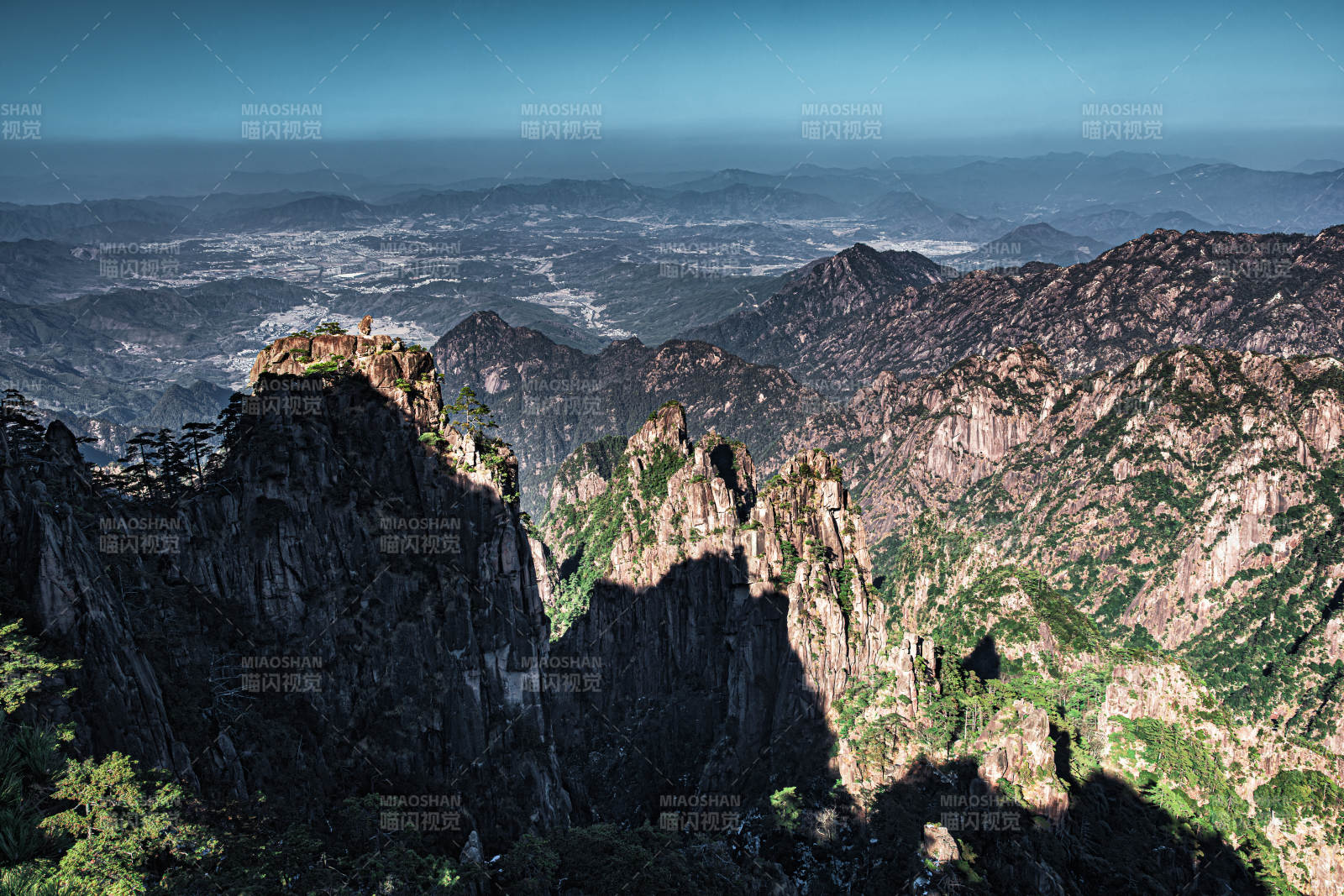 山巅远眺 云海苍茫  黄山图片