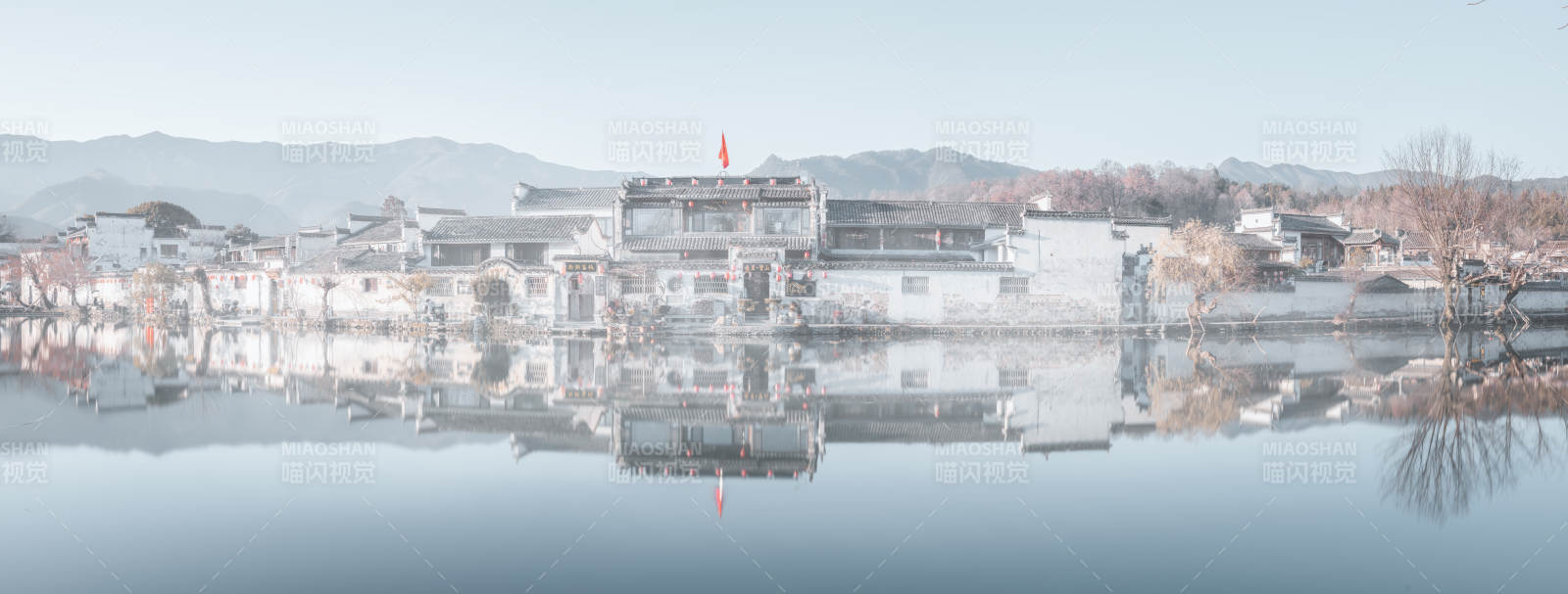 湖畔古建筑倒影  安徽图片