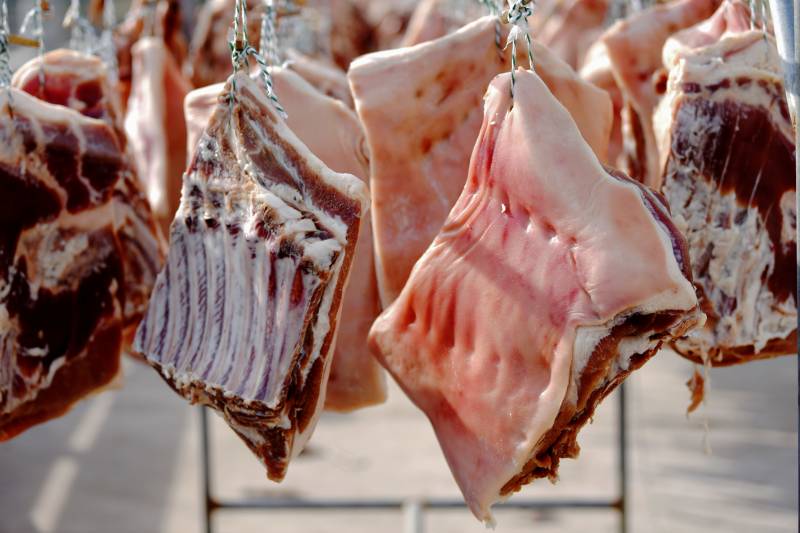 悬挂凉晒风干的腌制肉图片