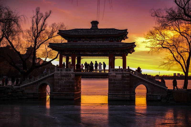 颐和园夕阳下的古桥亭影图片
