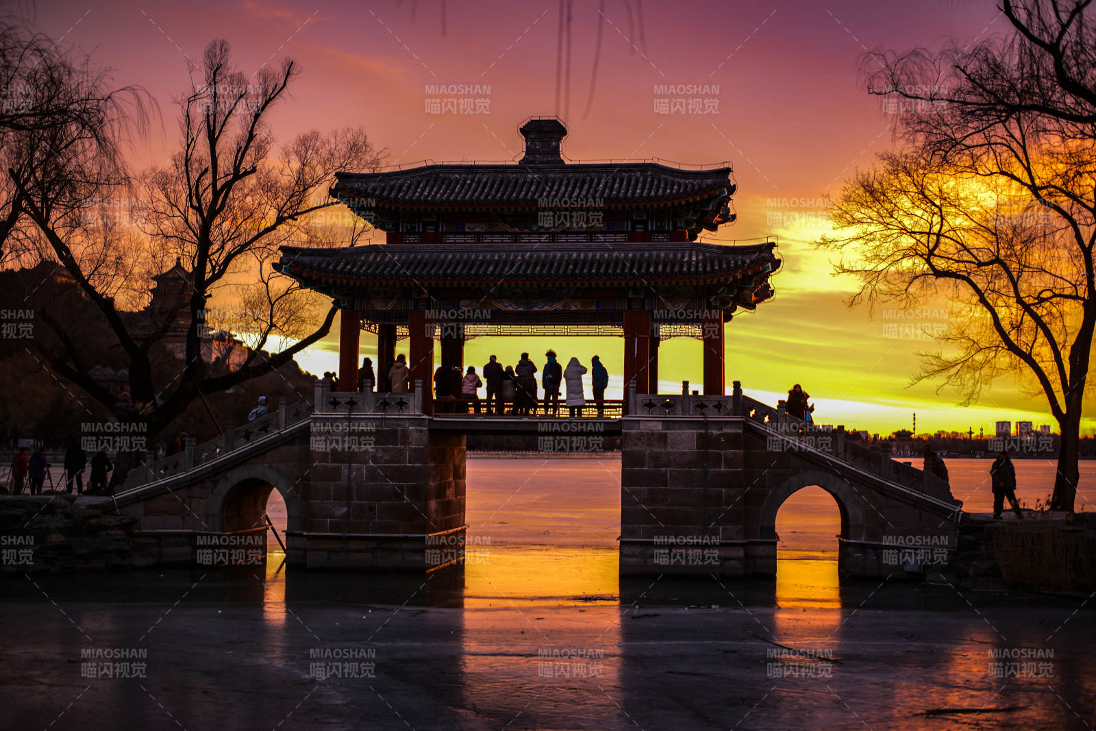 颐和园夕阳下的古桥亭影图片