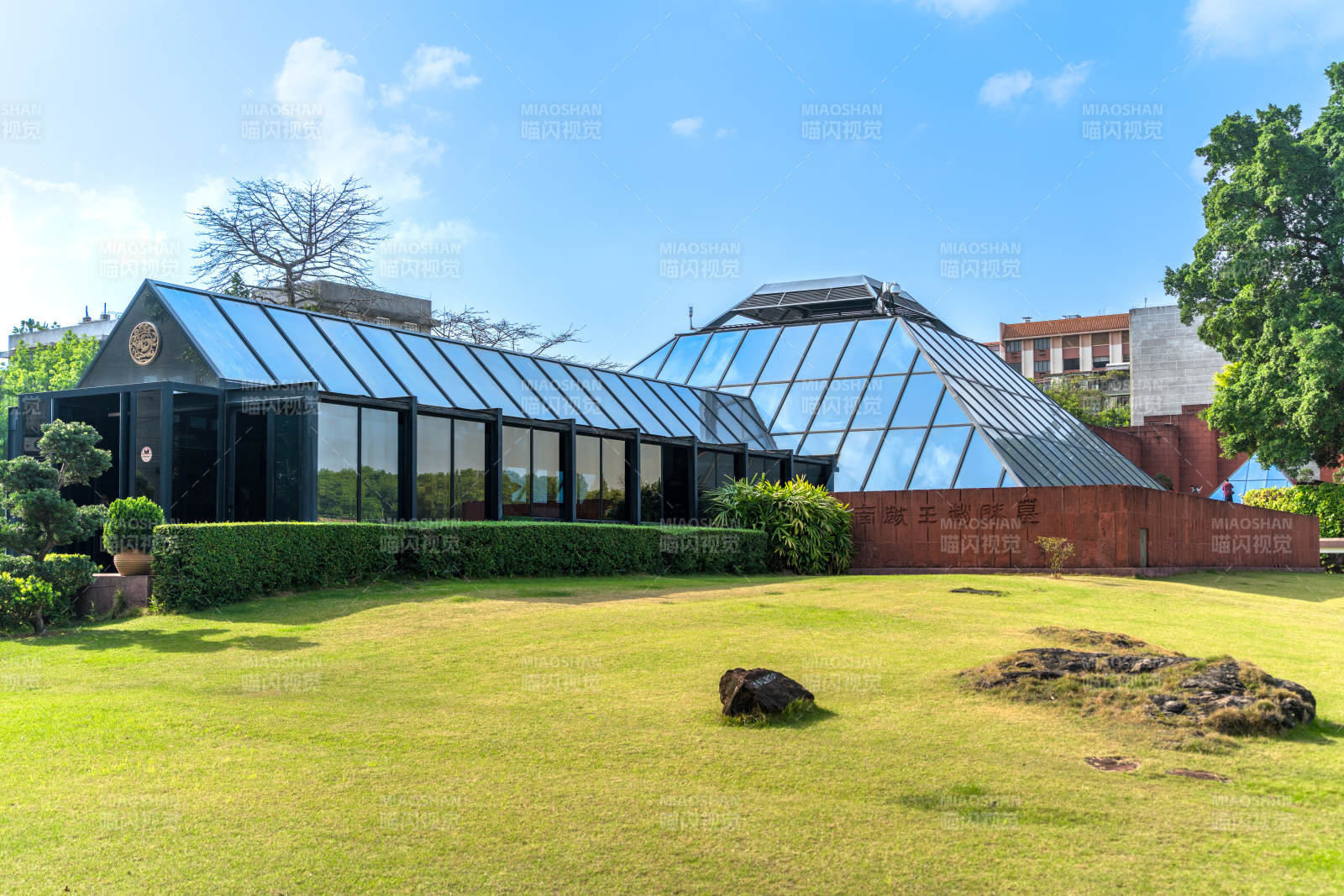 现代玻璃温室建筑图片