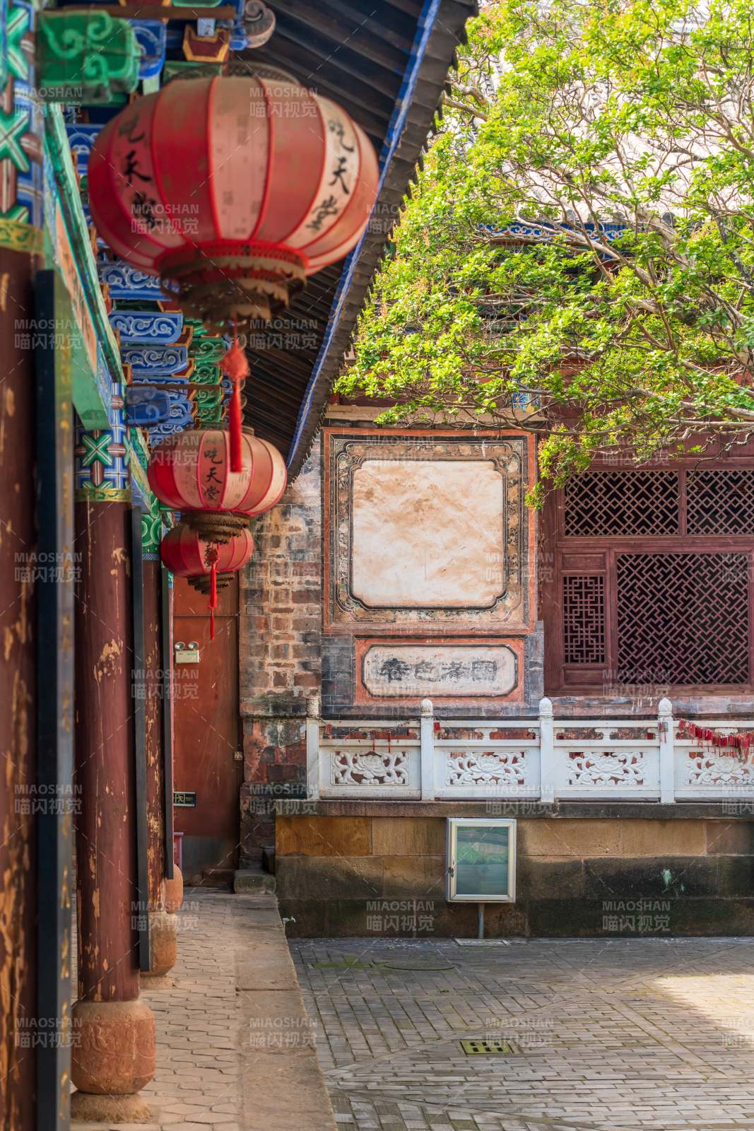 古巷红灯映春色图片