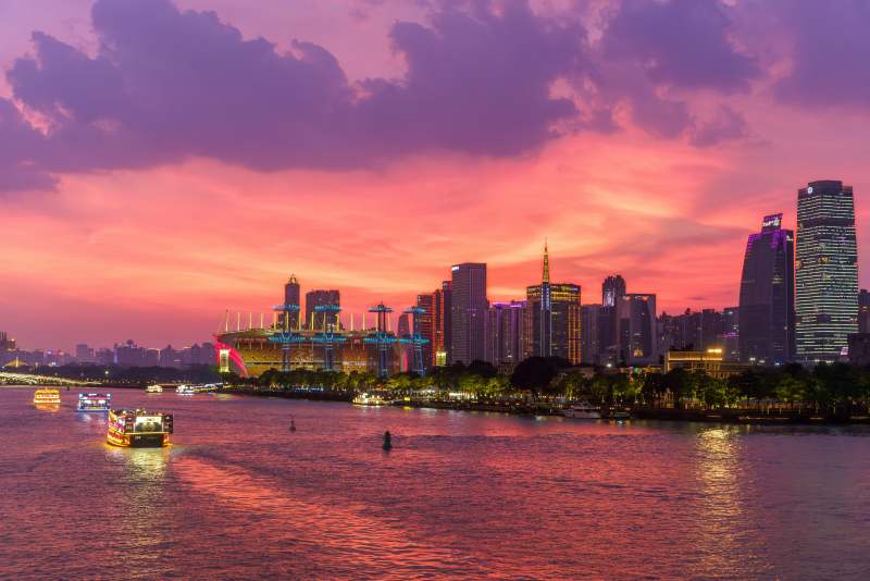 城市暮色映江景图片