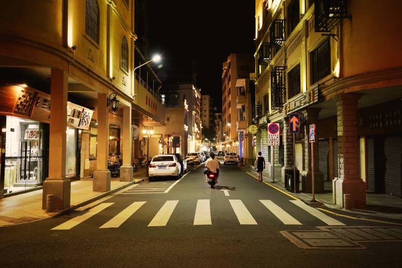 台山夜街灯火阑珊图片