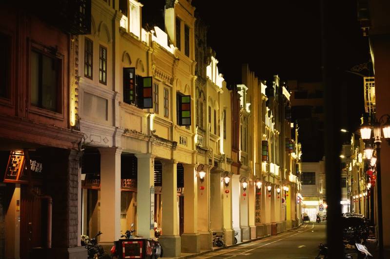 台山夜色中的老街风情图片